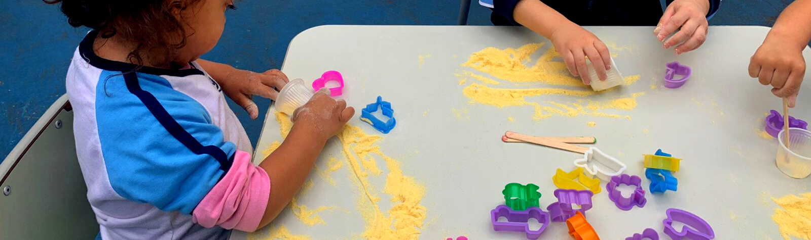 Crianças pintando na parede criança pintando desenho infantil com