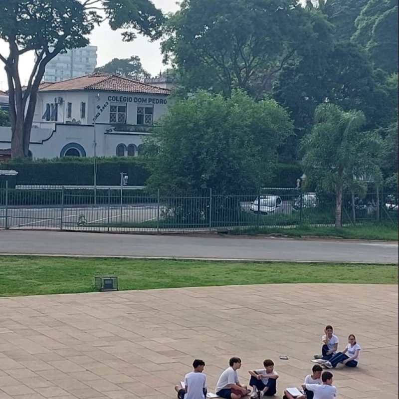 Fachada do Colégio Dom Pedro Com Crianças
